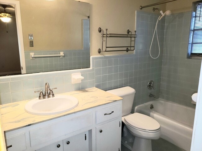 Building Photo - Spacious Corner Property!