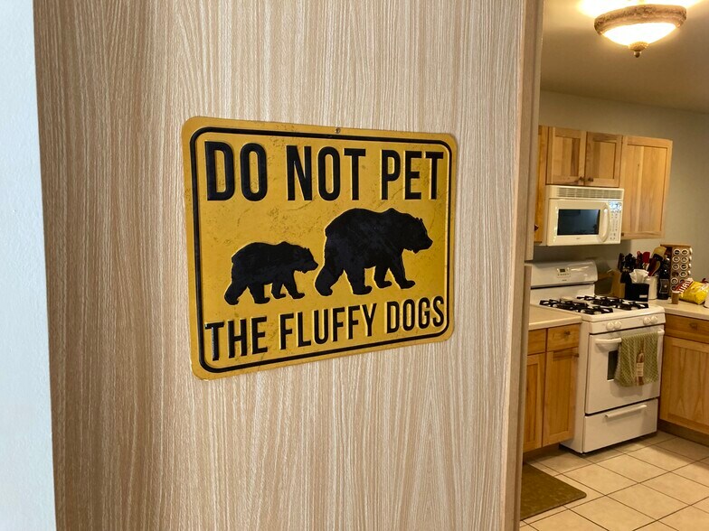 No bears here. I liked the funny sign - 2643 IL-178