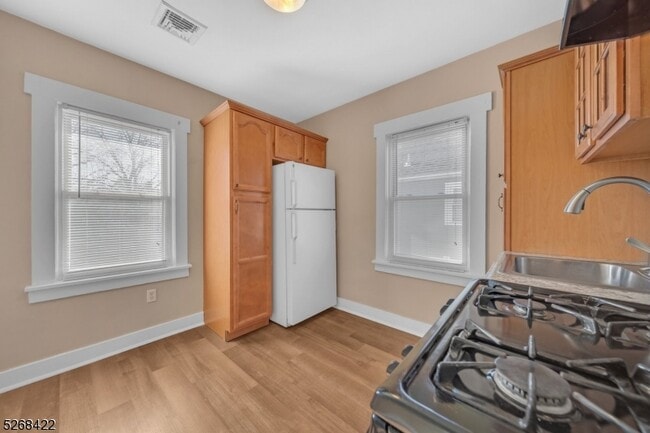 Building Photo - 83 Burnside Ave