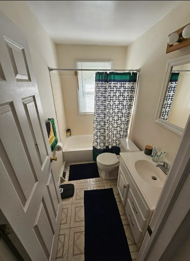 Building Photo - Sun-Filled 2 Bedroom Home with a Welcoming Layout