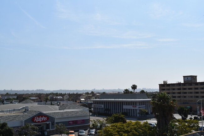 Building Photo - 2 bedroom 2.5 bath Townhome, walking dista...