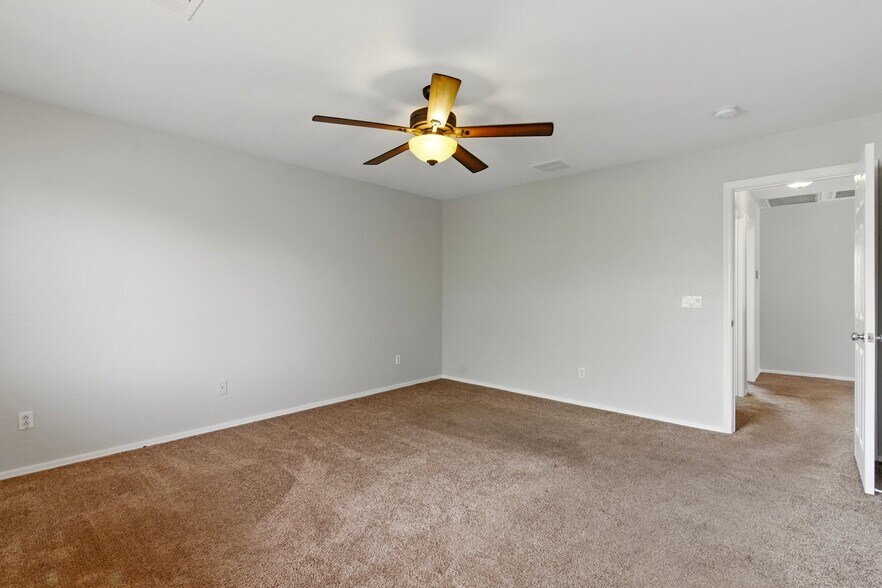 Building Photo - 11546 W Schleifer Dr