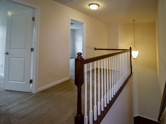 Building Photo - Minutes from Uptown!