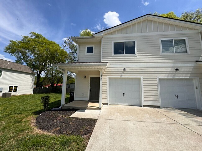 Building Photo - Half off First Full Month's Rent: 3 Bedroom, 2.5 bath townhome in the heart of Columbia!