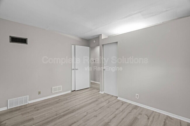 Building Photo - 10769 Spring Garden Dr