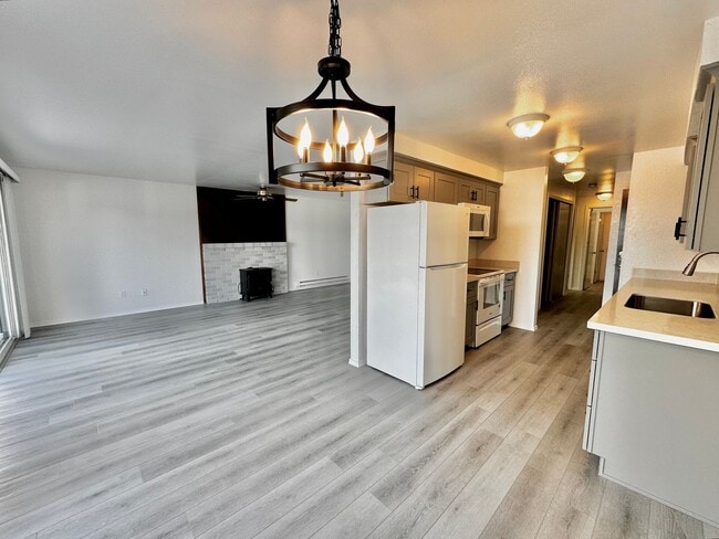 Building Photo - Newly Remodeled Top-Floor Duplex w/ Lake a...
