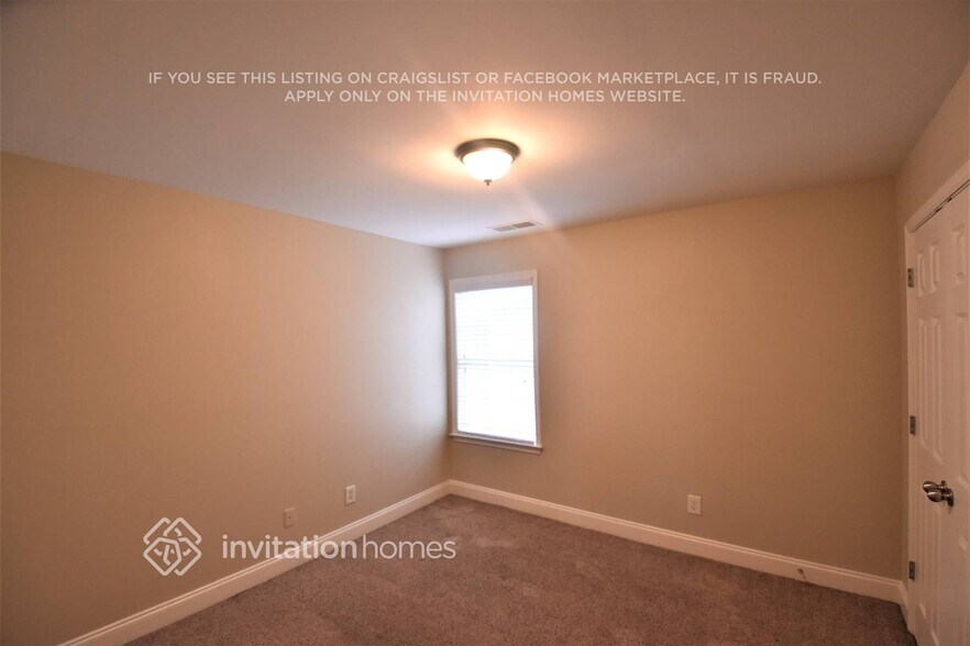 Building Photo - 490 Roland Manor Dr