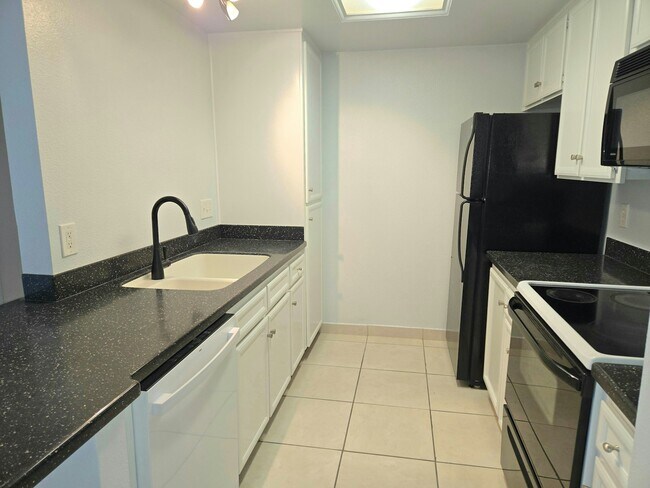 Building Photo - 1514 Seventh Avenue, Unit 205