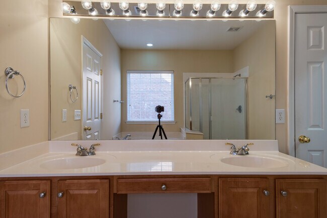 Building Photo - 3-Bed/3-Bath w/ Bonus Rm. in Brentwood!