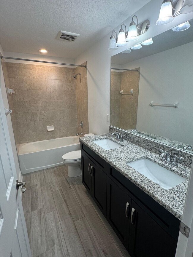 Building Photo - Spacious 5-Bedroom Riverview Home