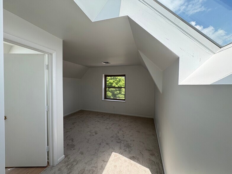 Bedroom 1 - With En-Suite Bathroom - 1641 E Michigan St