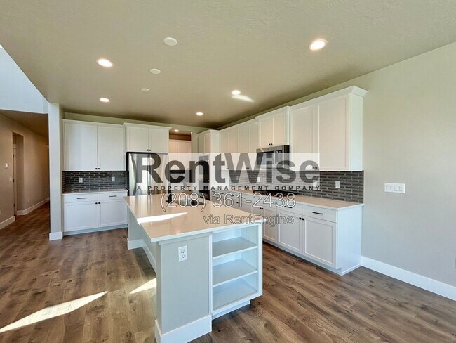 Building Photo - 5925 W Sprig Dr