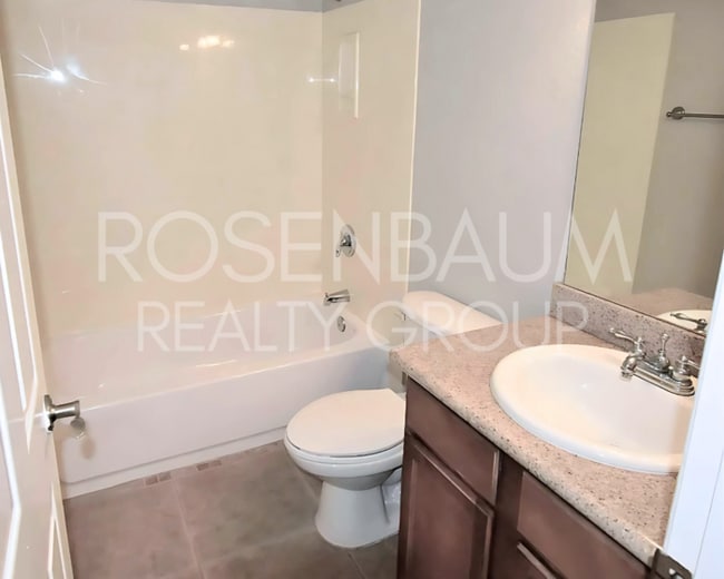 Building Photo - Beautiful 2-beds, 2-baths ground-level cor...