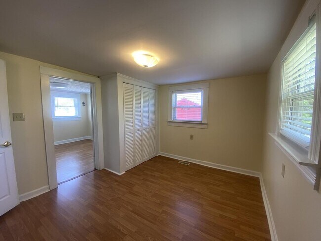 Building Photo - 305 N 9th St
