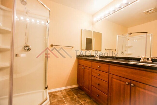 Building Photo - Charming 2 Bed 2 Bath Condo in Redmond