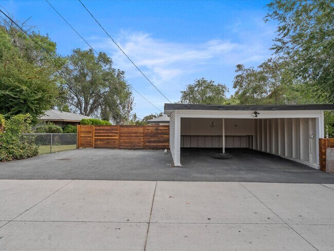 Building Photo - Move In Ready Midtown Dream Home