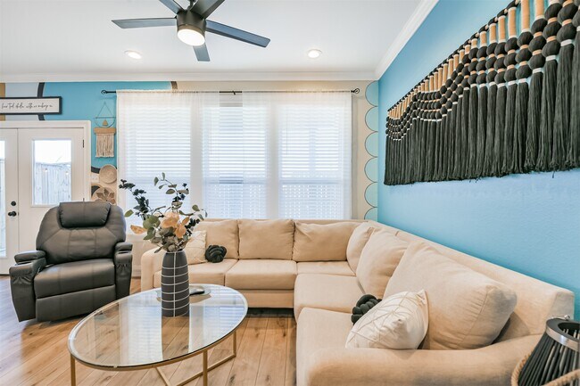 Building Photo - 1010 Melneeka Ln