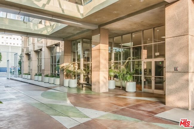 Building Photo - 801 S Grand Ave
