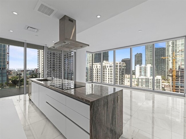 Building Photo - 700 NE 26th Terrace