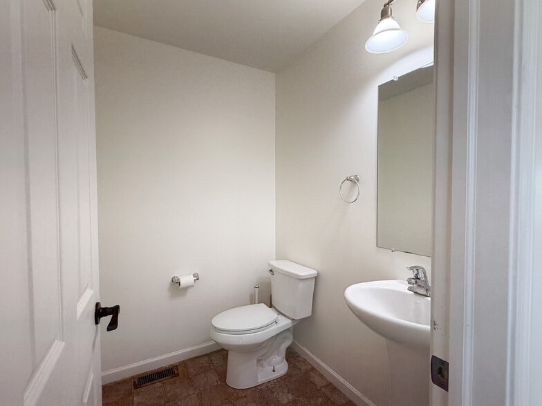 Building Photo - 900 Cadwell Ln
