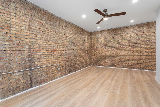 Building Photo - 7381 N Damen Ave