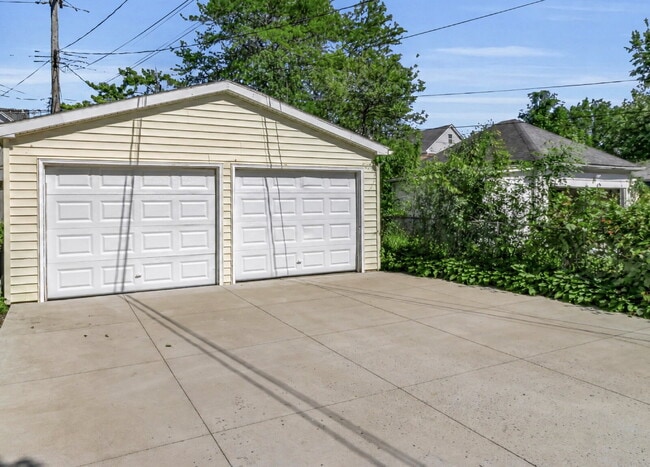 Building Photo - Furnished 4-Bedroom, 2-Bath Lower Unit in North Buffalo