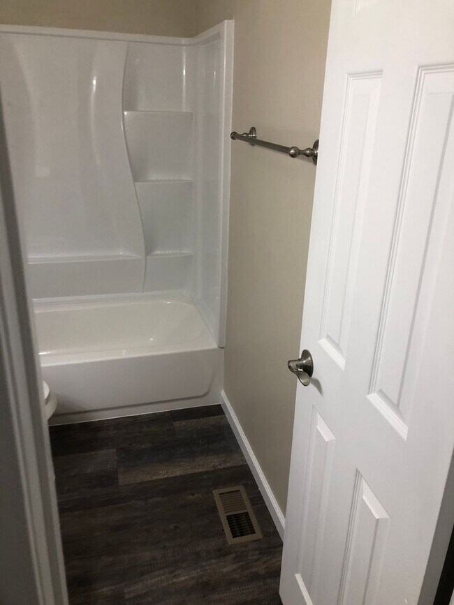 Building Photo - Spacious 2-Bed, 2-Bath Fourplex Unit in Prime Location!