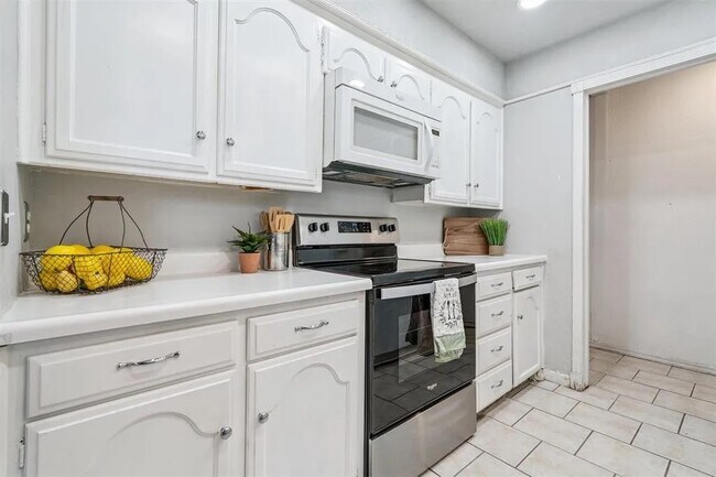 Building Photo - 11417 N May Ave