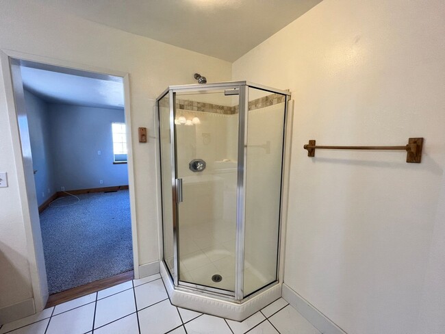 Building Photo - BEAUTIFUL Mountain Home