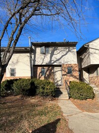 Building Photo - 3 bedroom, 3.5 bathroom, remodeled Southsi...