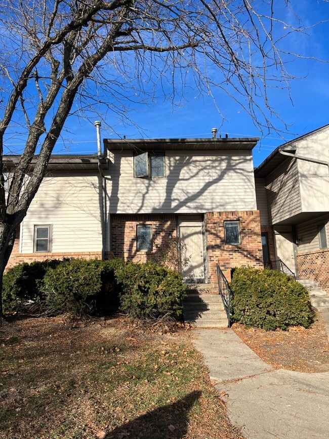 Building Photo - 3 bedroom, 3.5 bathroom, remodeled Southside townhome