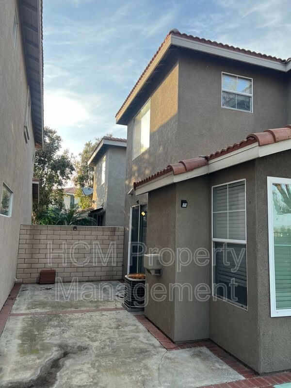 Building Photo - 301 N Navarette Pl