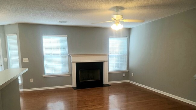 Building Photo - Rare 2 bedroom 2.5 bath Townhome located in Fox Creek