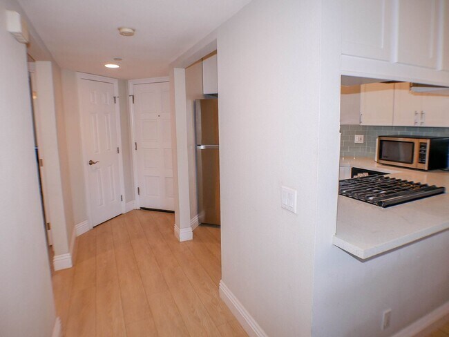 Building Photo - RARE Offering 2BD/2BA - Condo of secured building in highly sought after Boutique Bella Capri bui...