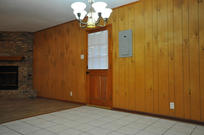 Building Photo - COMING SOON! 3 Bedroom 1.5 Bath Rental in ...