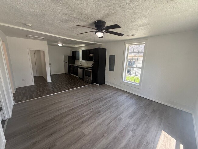 Building Photo - Recently Remodeled 2 bedroom 1 bathroom home