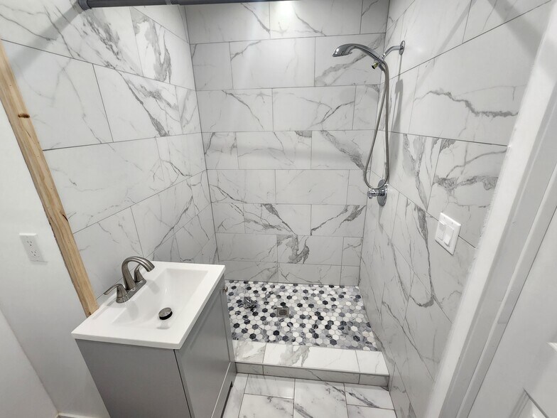 Building Photo - 11665 Babbitt Ave