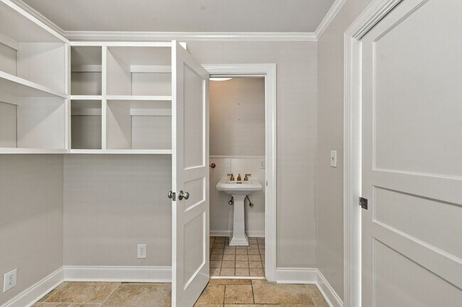Building Photo - 2023 Galbraith Dr