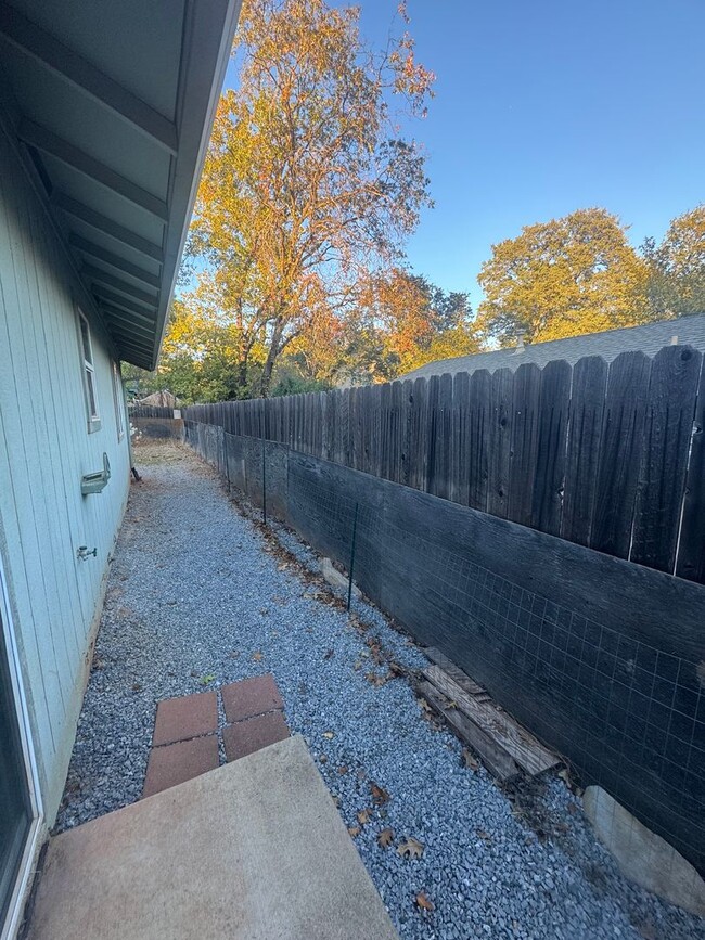 Building Photo - Quiet Home Located in Shasta Lake