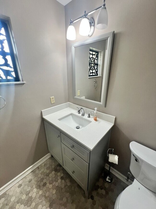 Building Photo - BEAUTIFUL 3 BEDROOM POOL HOME IN SANDPIPER...