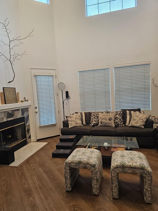 Building Photo - Modern 3BD/3BA Townhouse in Prime Union Ci...