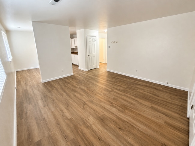 Building Photo - 2517 S Lakecrest Dr