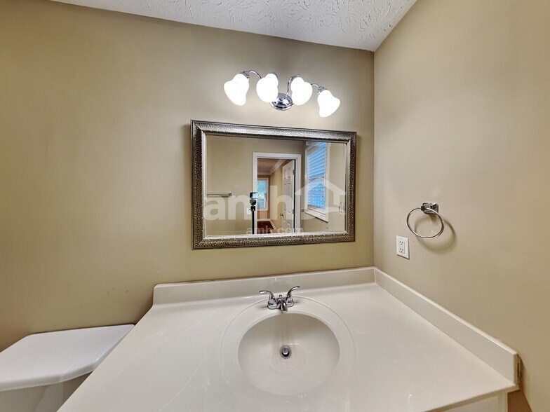 Building Photo - 133 Weatherstone Dr