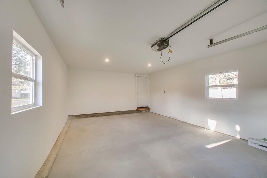 Building Photo - 8000 W Dorian St