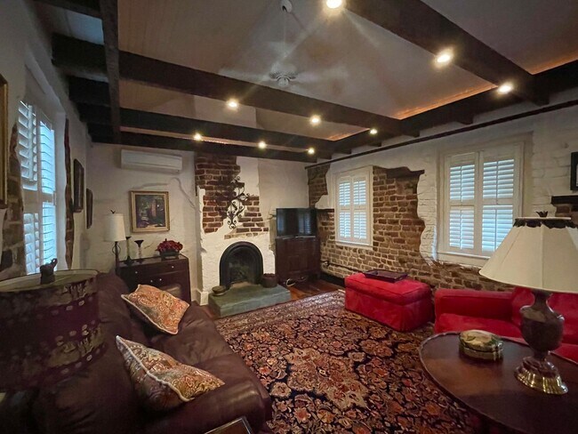 Building Photo - Charming fully furnished one bedroom condo in Ansonborough