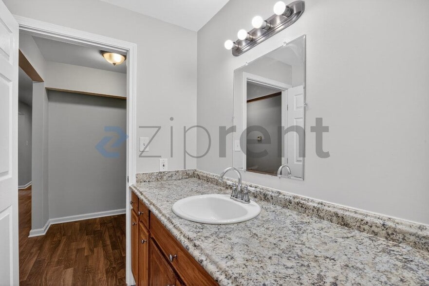 Building Photo - 3575 Oakvale Rd