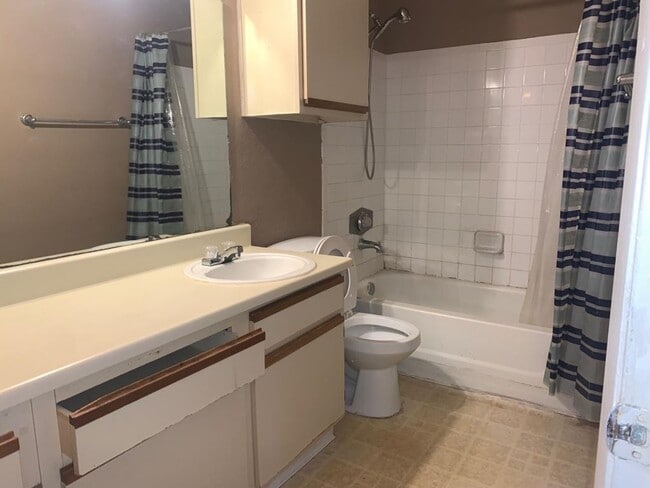 Building Photo - Excellent 2 bed / 1 bath within Regency Ga...