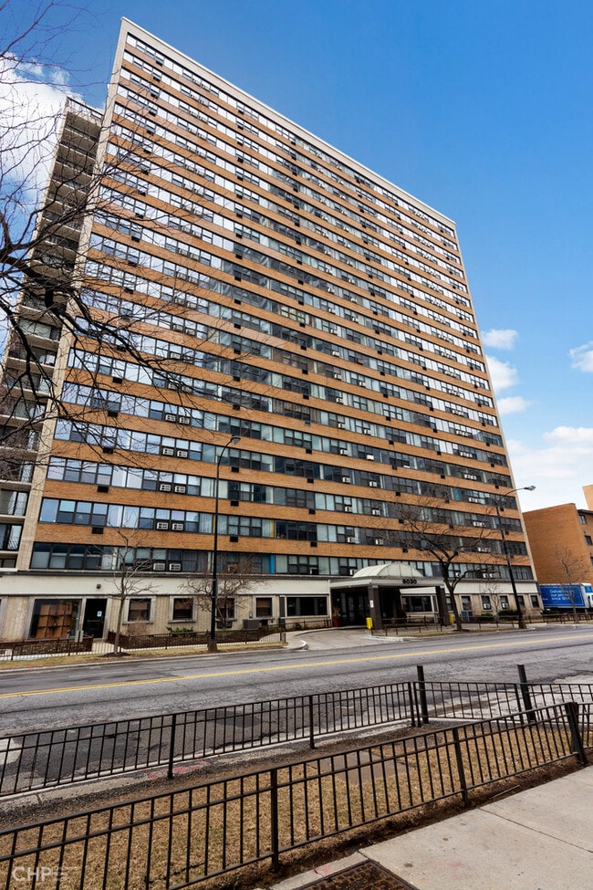 Building Photo - 6030 N Sheridan Rd