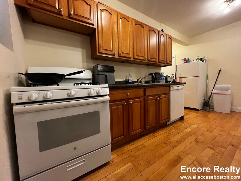 Building Photo - 1559 Beacon St