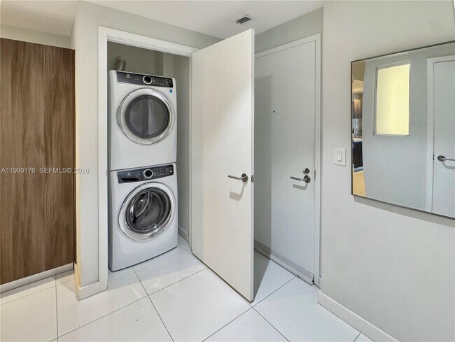 Building Photo - 851 NE 1st Ave